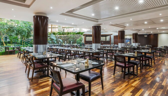 منتجع راديسون بلو الشارقة - الإمارات العربية المتحدة - مطعم Cafe at the Falls