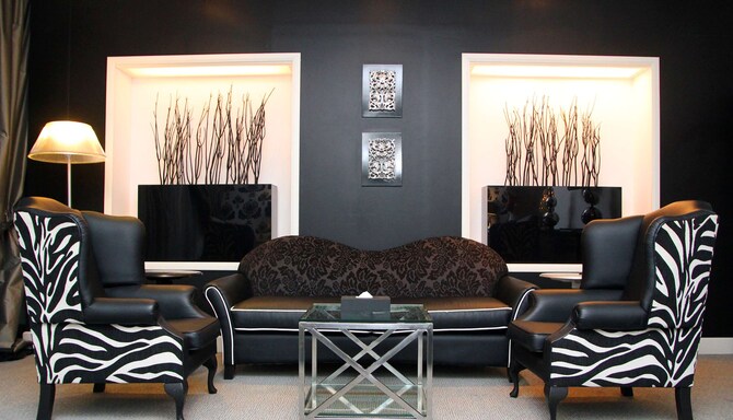 منتجع راديسون بلو الشارقة - الإمارات العربية المتحدة - غرفة معيشة داخل جناح