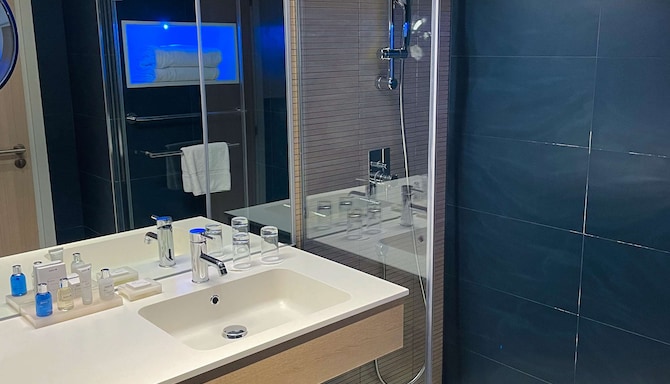 Radisson Blu Resort & Spa, Ajaccio Bay - Connected Room - bathroom
