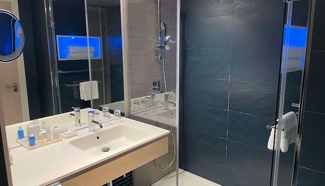 Radisson Blu Resort & Spa, Ajaccio Bay - Bathroom - Superior room