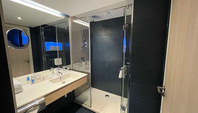 Radisson Blu Resort & Spa, Ajaccio Bay - Standard room bathroom