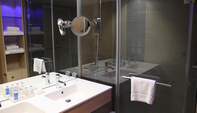 Radisson Blu Resort & Spa, Ajaccio Bay - Junior suite bathroom