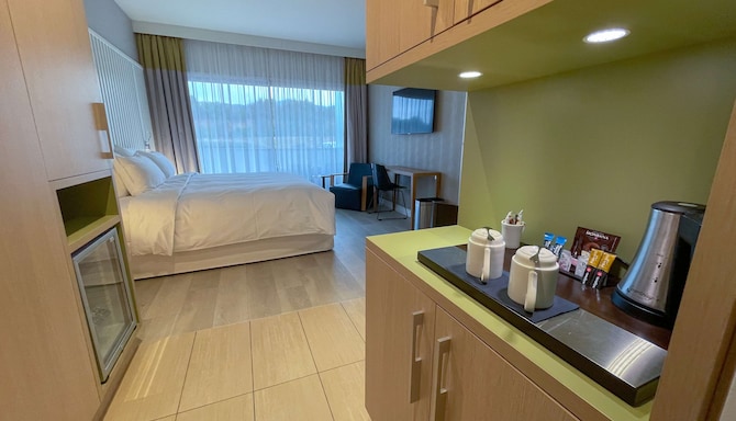 Radisson Blu Resort & Spa, Ajaccio Bay - Guest room kitchen/kitchenette