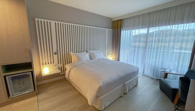 Radisson Blu Resort & Spa, Ajaccio Bay - Guest room kitchen/kitchenette