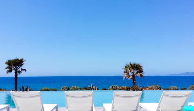 Radisson Blu Resort and Spa, Ajaccio Bay - Infinity pool sea view