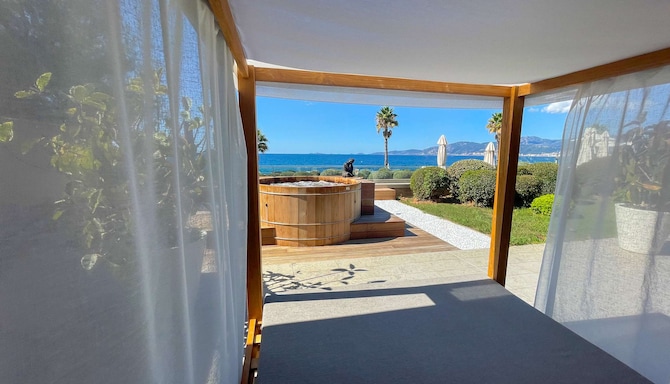 Radisson Blu Resort and Spa, Ajaccio Bay - Outdoor whirlpool bath