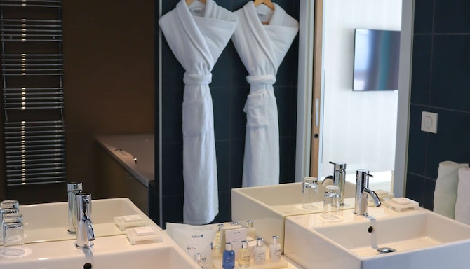 Radisson Blu Resort & Spa, Ajaccio Bay - Suite with sea view & terrace