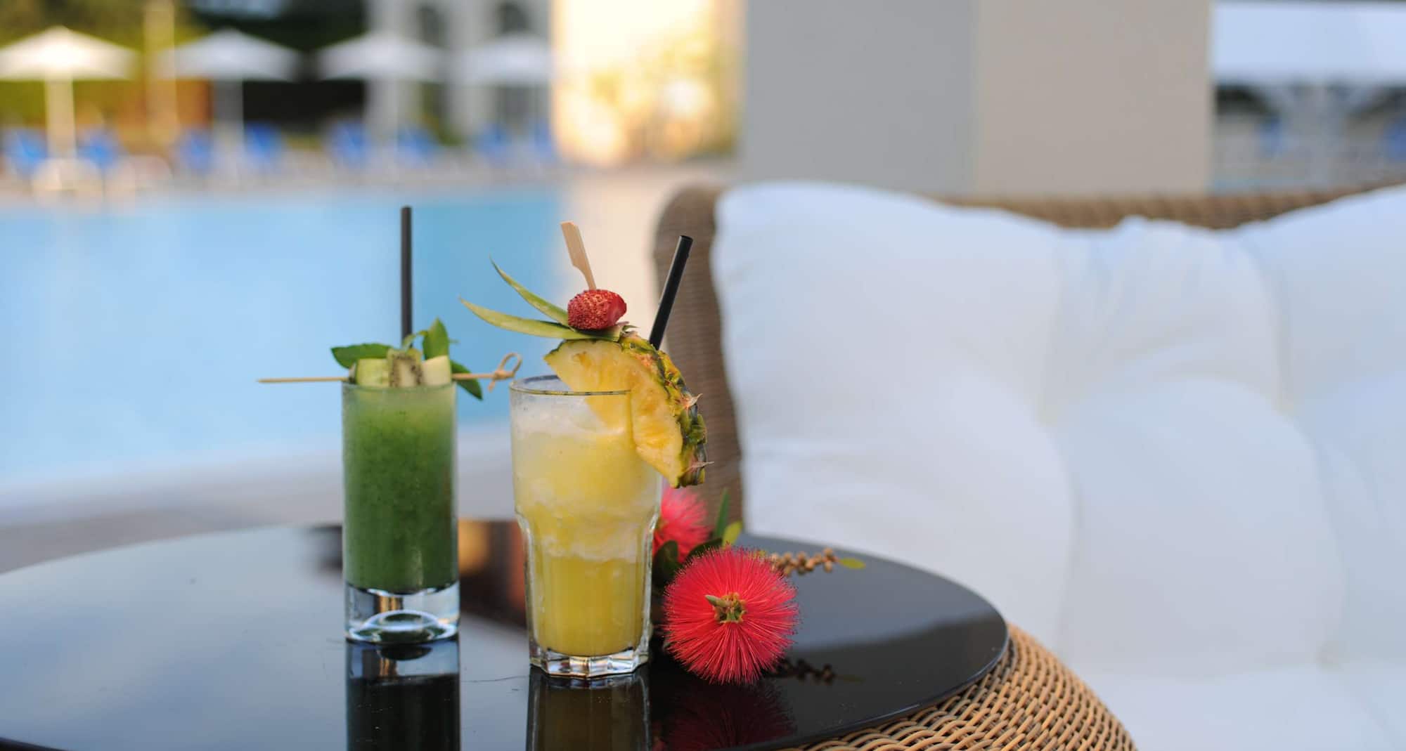 Radisson Blu Resort and Spa, Cesme - Aqua Pool Bar Cocktails