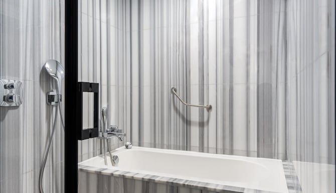 Radisson Blu Resort & Spa, Cesme - حمام الجناح