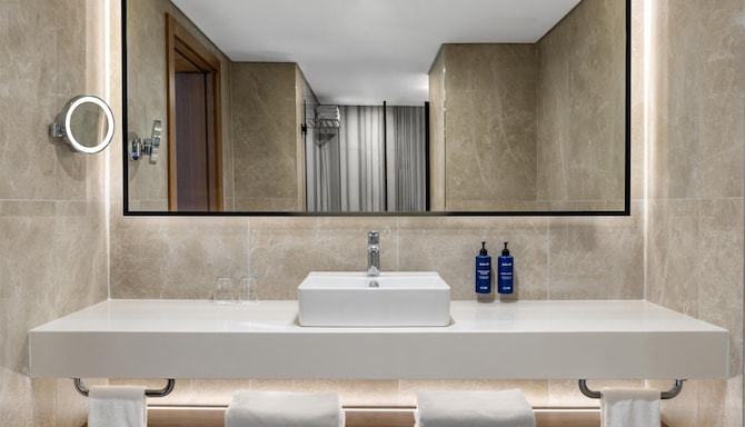 Radisson Blu Resort & Spa, Cesme - حمام الجناح