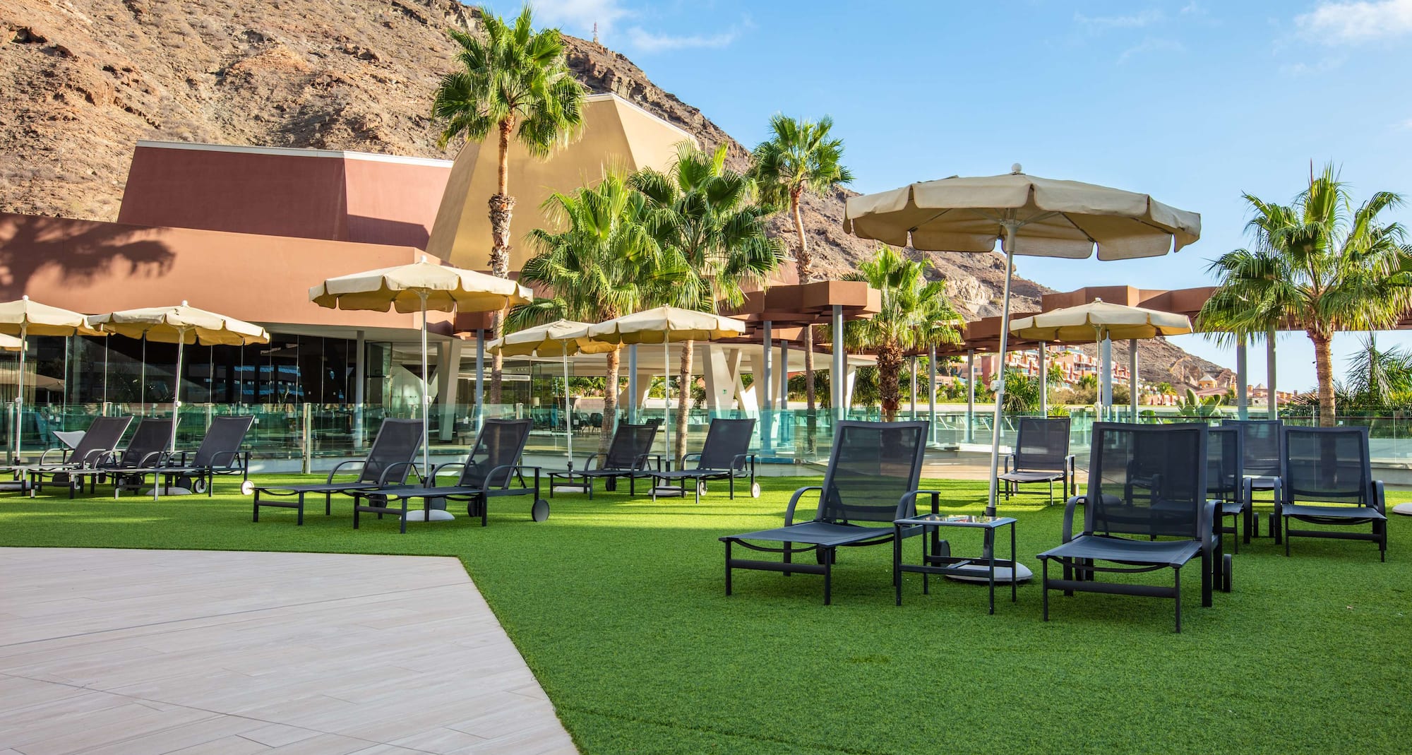 Radisson Blu Resort & Spa, Gran Canaria Mogan - Garden View - Sunbeds