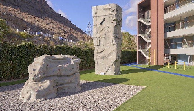 Radisson Blu Resort and Spa, Gran Canaria Mogan - Rock climbing