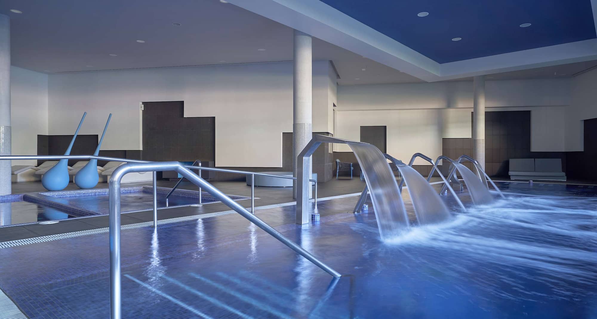 Radisson Blu Resort & Spa, Gran Canaria Mogan - Spaets inomhusbassäng med vattenstrålar