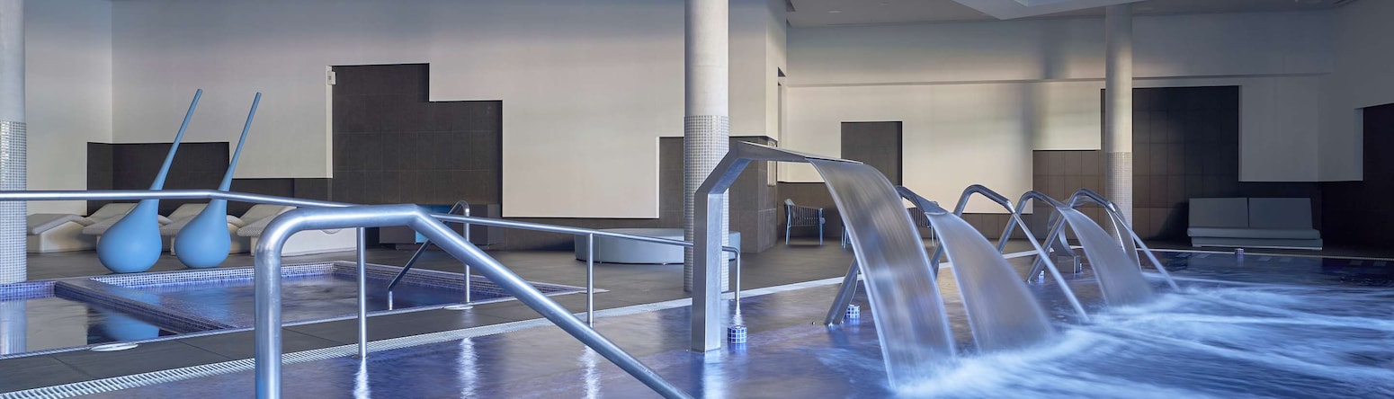 Radisson Blu Resort & Spa, Gran Canaria Mogan - Piscina cubierta del spa con chorros de agua