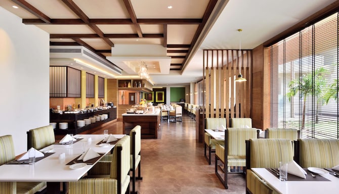 Radisson Blu Resort and Spa Karjat - Restaurant