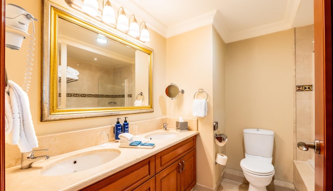 Radisson Blu Resort & Spa, Malta Golden Sands - Superior Room Sea View bathroom