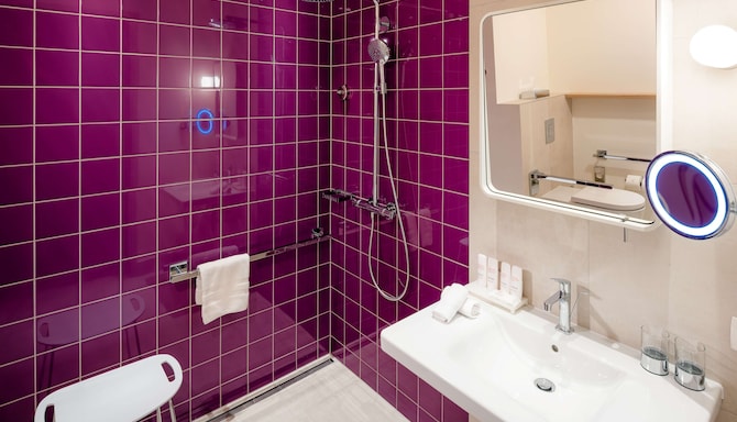 Radisson Blu Resort & Spa, Split - Accessible Bathroom