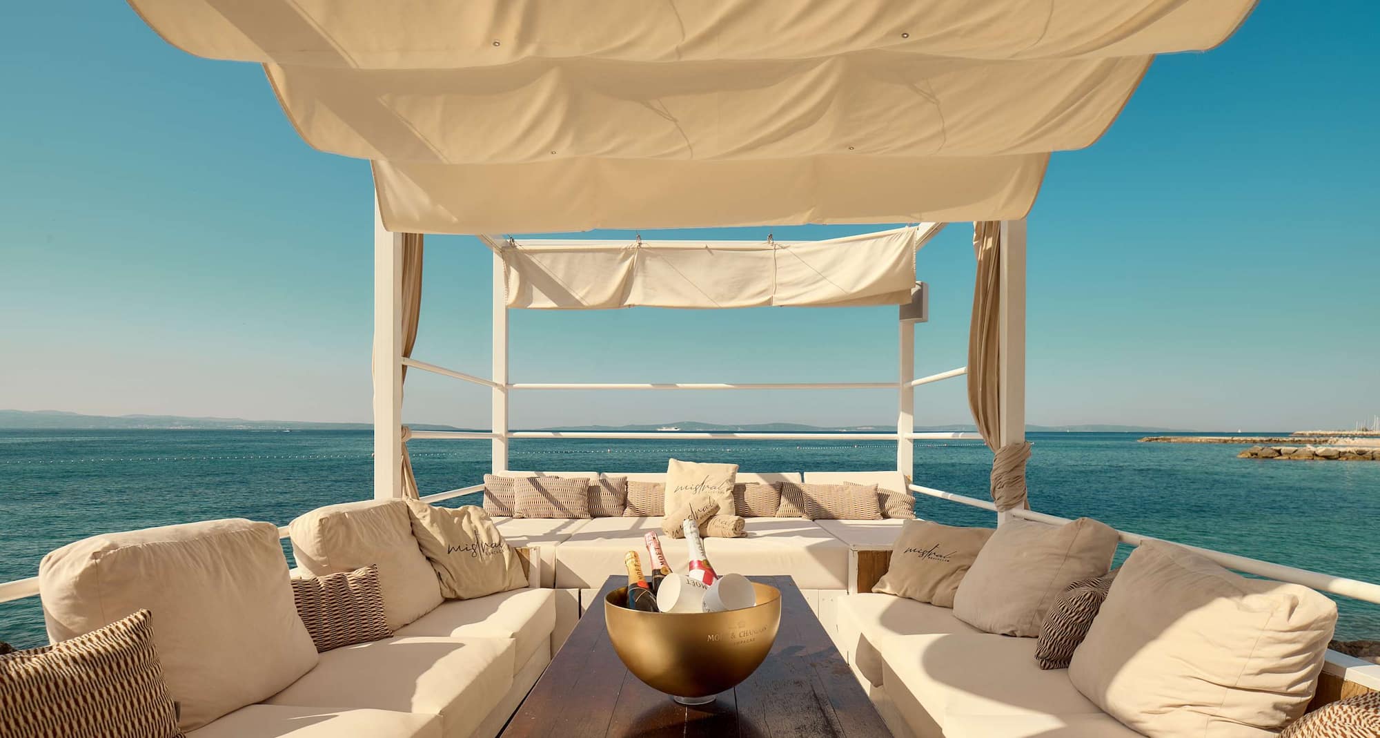 Radisson Blu Resort and Spa, Split - Mistral Beach Club - Food and Beverage