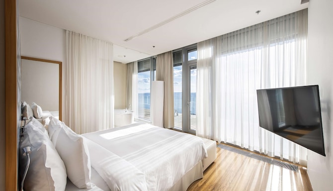 Radisson Blu Resort & Spa, Split - Penthouse Suite - Master Bedroom