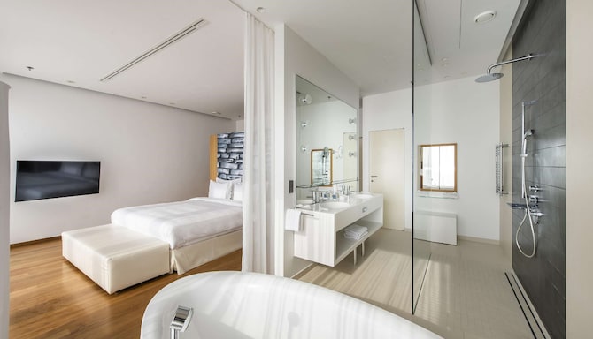 Radisson Blu Resort and Spa, Split - Penthouse Suite - Master Bedroom