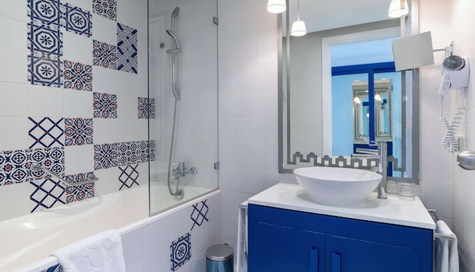 Radisson Blu Resort & Thalasso, Hammamet - Junior Suite bathroom