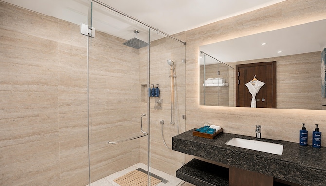 Radisson Blu Resort, Visakhapatnam - Superior Room Garden View bathroom