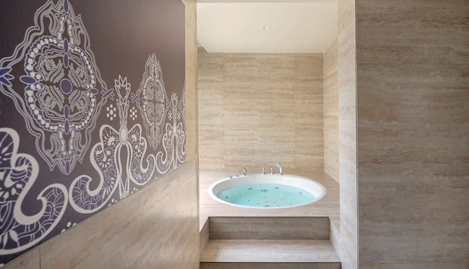 Radisson Blu Resort, Visakhapatnam - Haveli Suite whirlpool bath