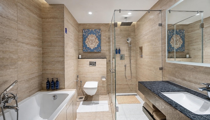 Radisson Blu Resort, Visakhapatnam - Suite - Ocean view Bathroom