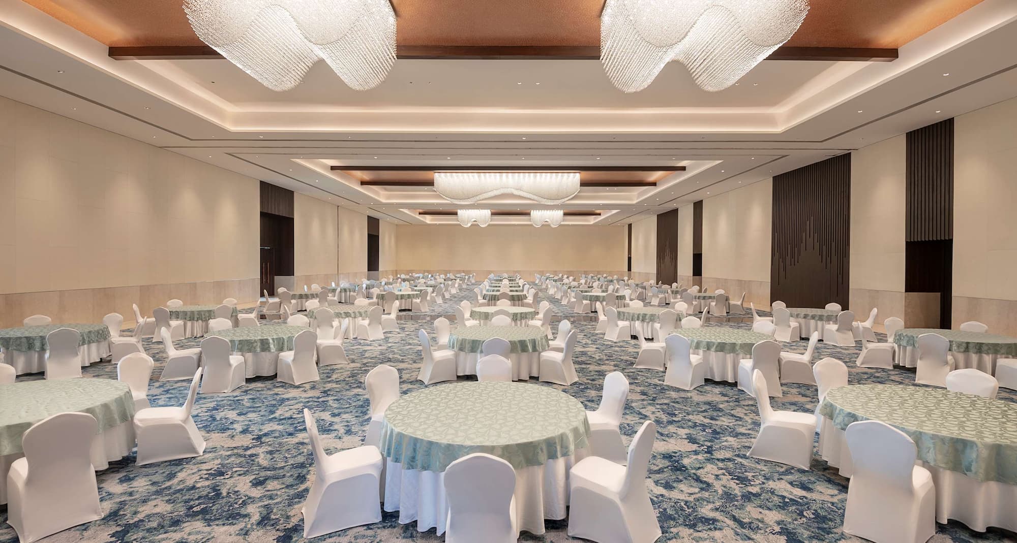 Radisson Blu Resort, Vishakhapatnam - Sagarika meeting room round table set-up