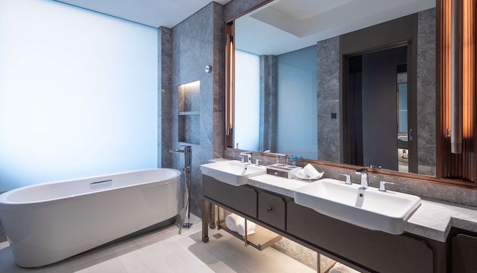 Radisson Blu Resort, Wetland Park Wuxi - Junior Suite bathroom