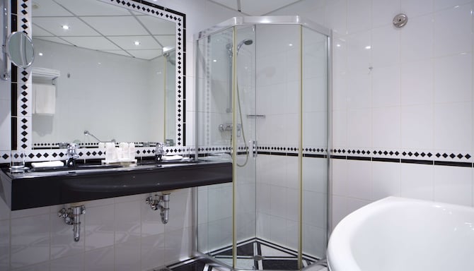 Radisson Blu Ridzene Hotel, Riga - Bathroom