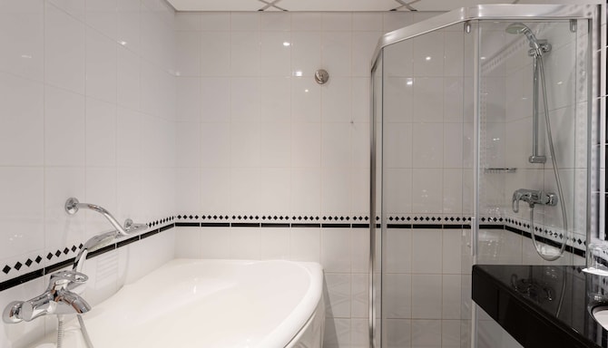Radisson Blu Ridzene Hotel, Riga - Premium room bathroom