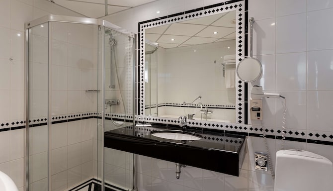 Radisson Blu Ridzene Hotel, Riga - Premium room bathroom