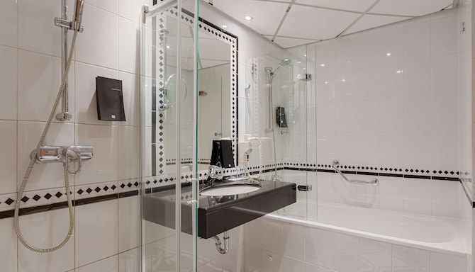Radisson Blu Ridzene Hotel, Riga - Bathroom