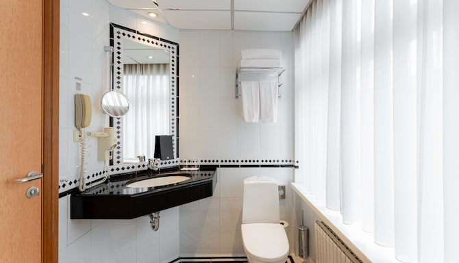 Radisson Blu Ridzene Hotel, Riga - Bathroom