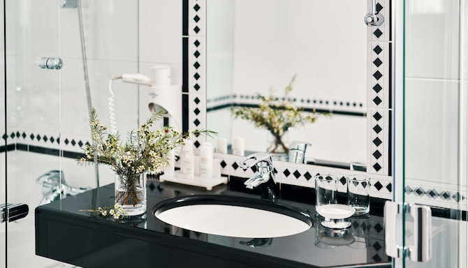 Radisson Blu Ridzene Hotel, Riga - Suite Bathroom