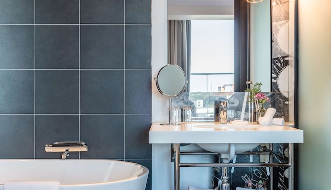 Radisson Blu Riverside Hotel, Gothenburg - Premium & Family Room bathroom