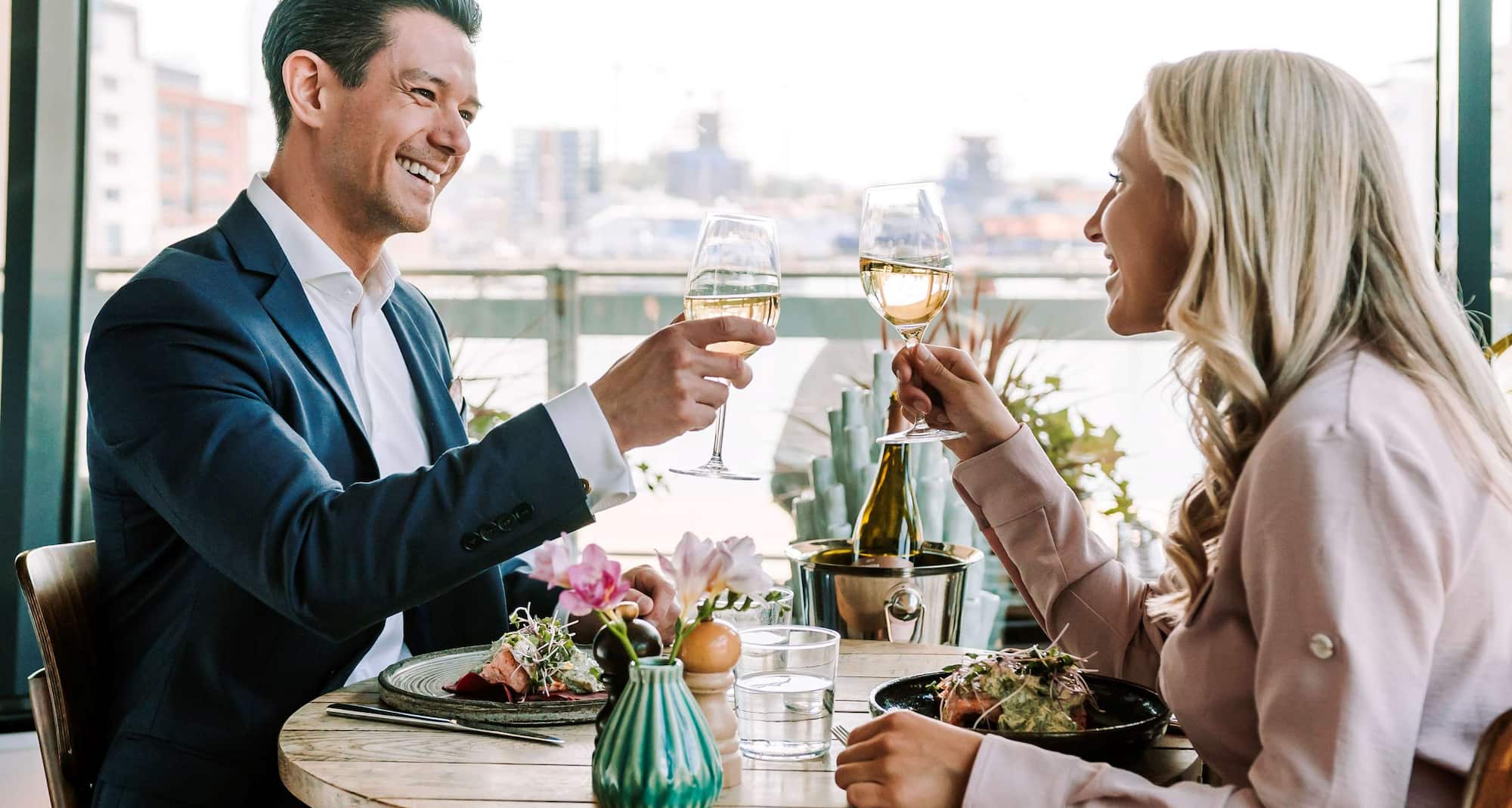 Radisson Blu Riverside Hotel, Gothenburg – par som äter middag och skålar i restaurangen