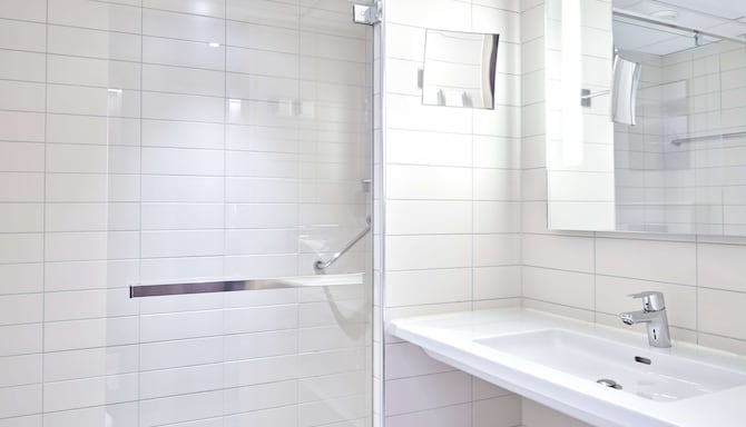 Radisson Blu Royal Garden Hotel, Trondheim, A Verified Net Zero Hotel - Superior & Premium Room bathroom