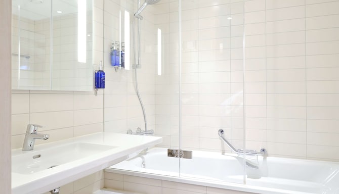 Radisson Blu Royal Garden Hotel, Trondheim, A Verified Net Zero Hotel - Standard Room bathroom