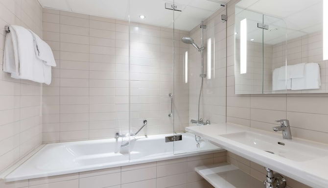 Radisson Blu Royal Garden Hotel, Trondheim, A Verified Net Zero Hotel - Suite bathroom with bathtub