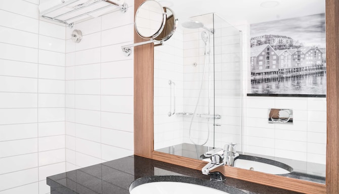 Radisson Blu Royal Hotel, Bergen, A Verified Net Zero Hotel - Standard Room, Family Room, Family Stay - Connecting, Friends & Family - Bathroom