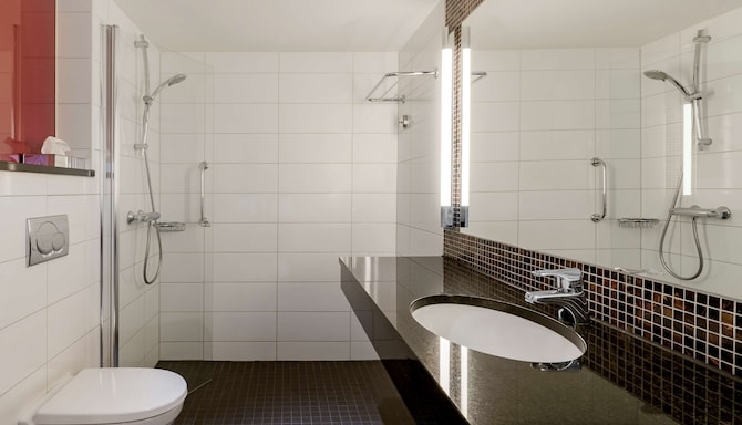 Radisson Blu Royal Hotel, Bergen, A Verified Net Zero Hotel - Junior Suite - Bathroom