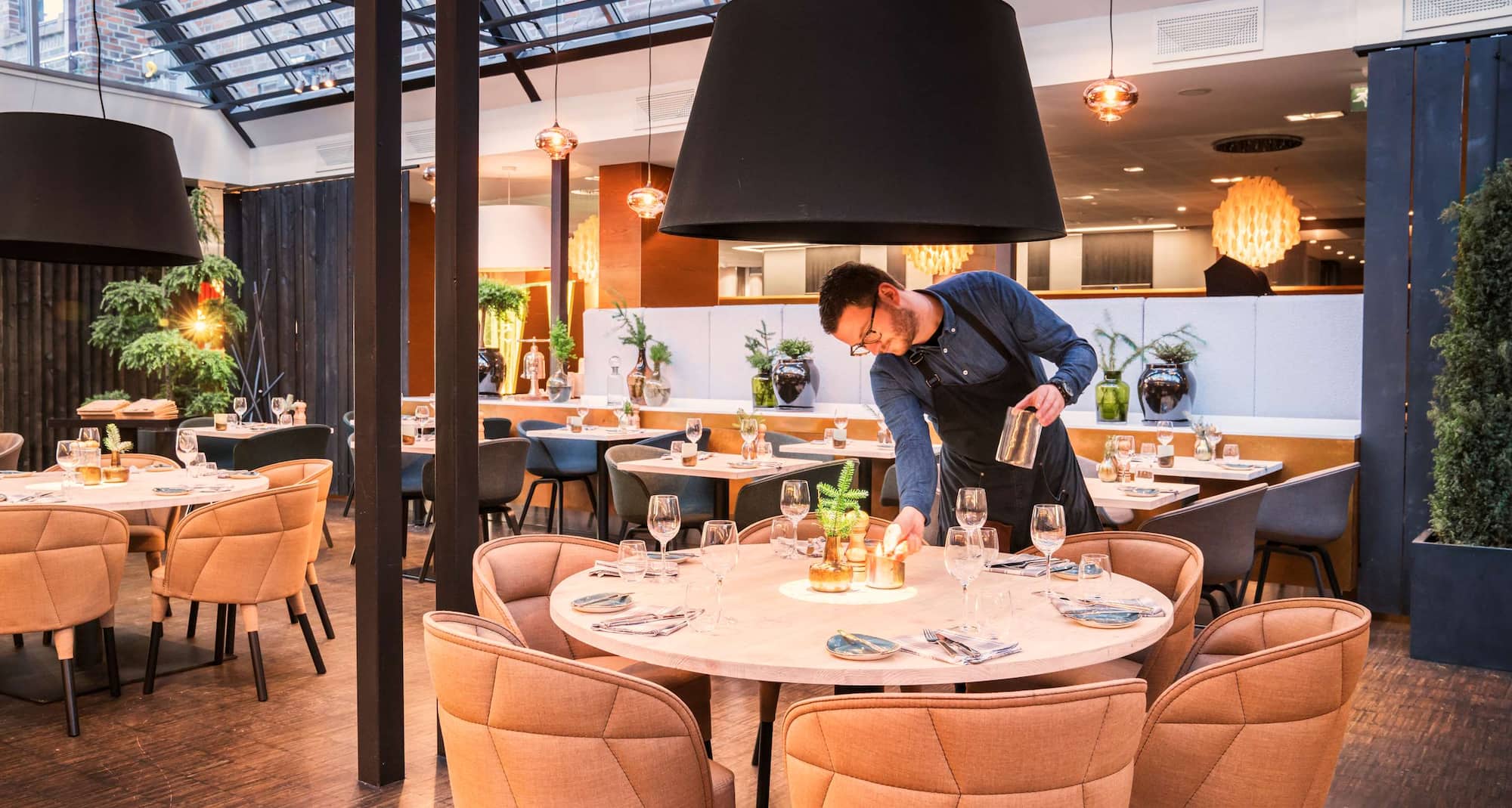 卑尔根皇家丽笙酒店 - 26 North餐厅工作人员在餐桌旁