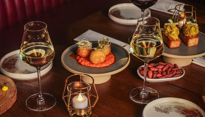 Radisson Blu Royal Hotel, Dublin - Old Town Wine Bar - Le Pole Square