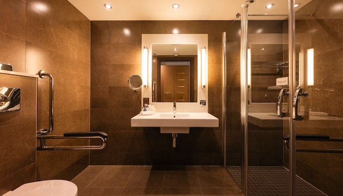 Radisson Blu Royal Hotel, Dublin - Standard Accessible Room - Bathroom