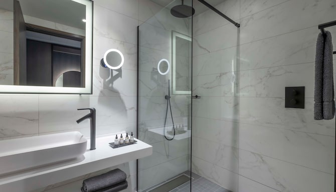 Radisson Blu Royal Hotel, Dublin - Premium Room - Bathroom