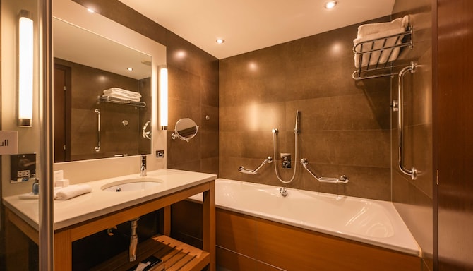 Radisson Blu Royal Hotel, Dublin - Standard Room & Family Room - Bathroom