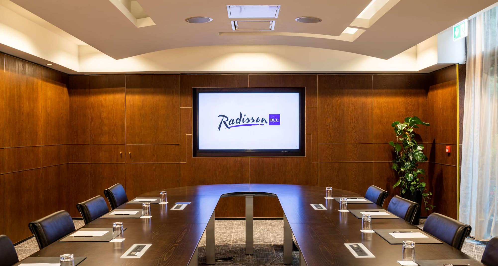 Radisson Blu Royal Hotel, Dublin - Pearse with boardroom setup