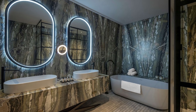 Radisson Blu Royal Hotel, Dublin - The Castle Suite - Bathroom